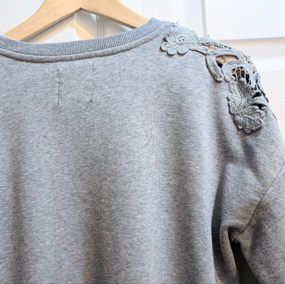 Mercer & Madison Grey Floral Crochet Sleeve Sweatshirt Top. S. HP! - Picture 3 of 13